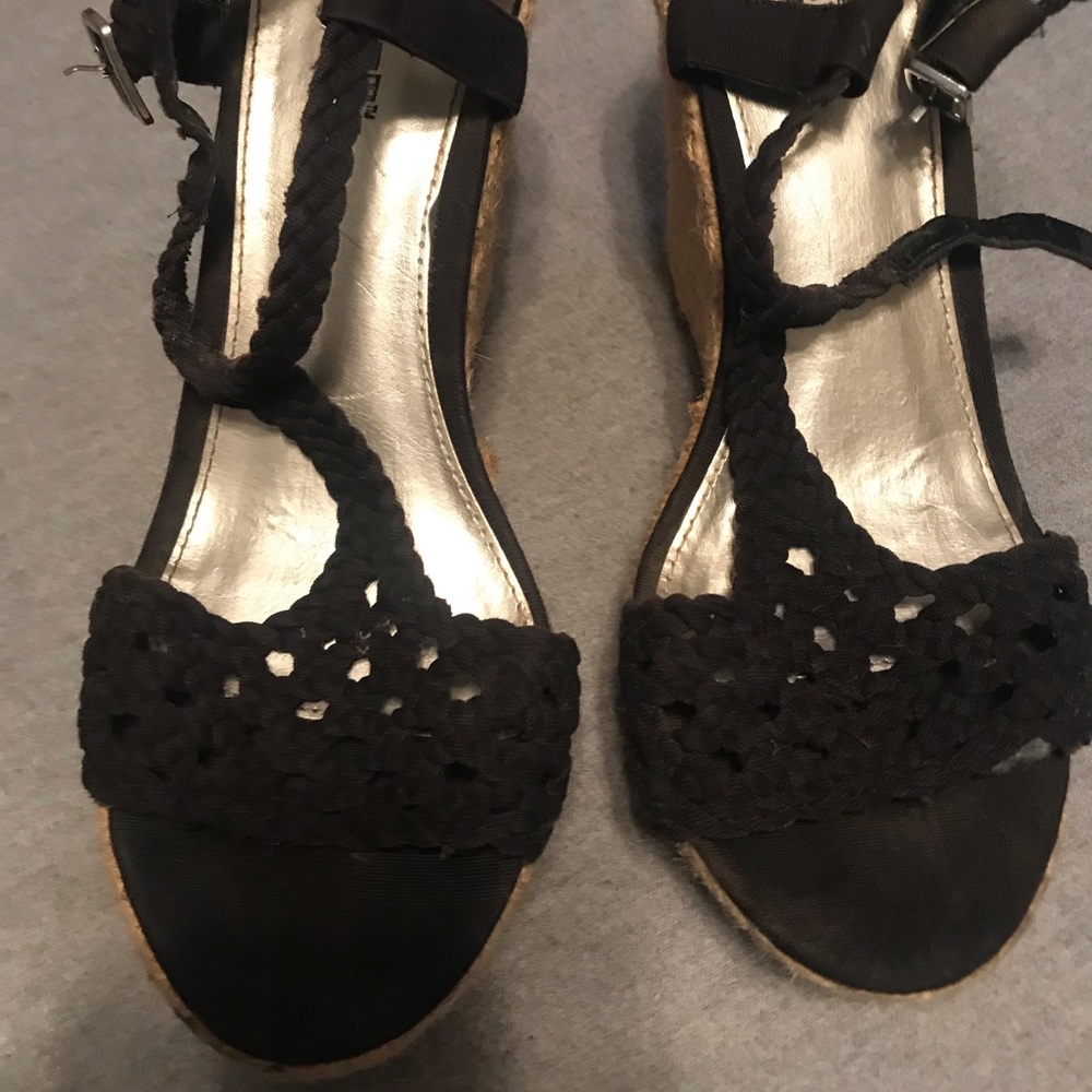 Black wedges